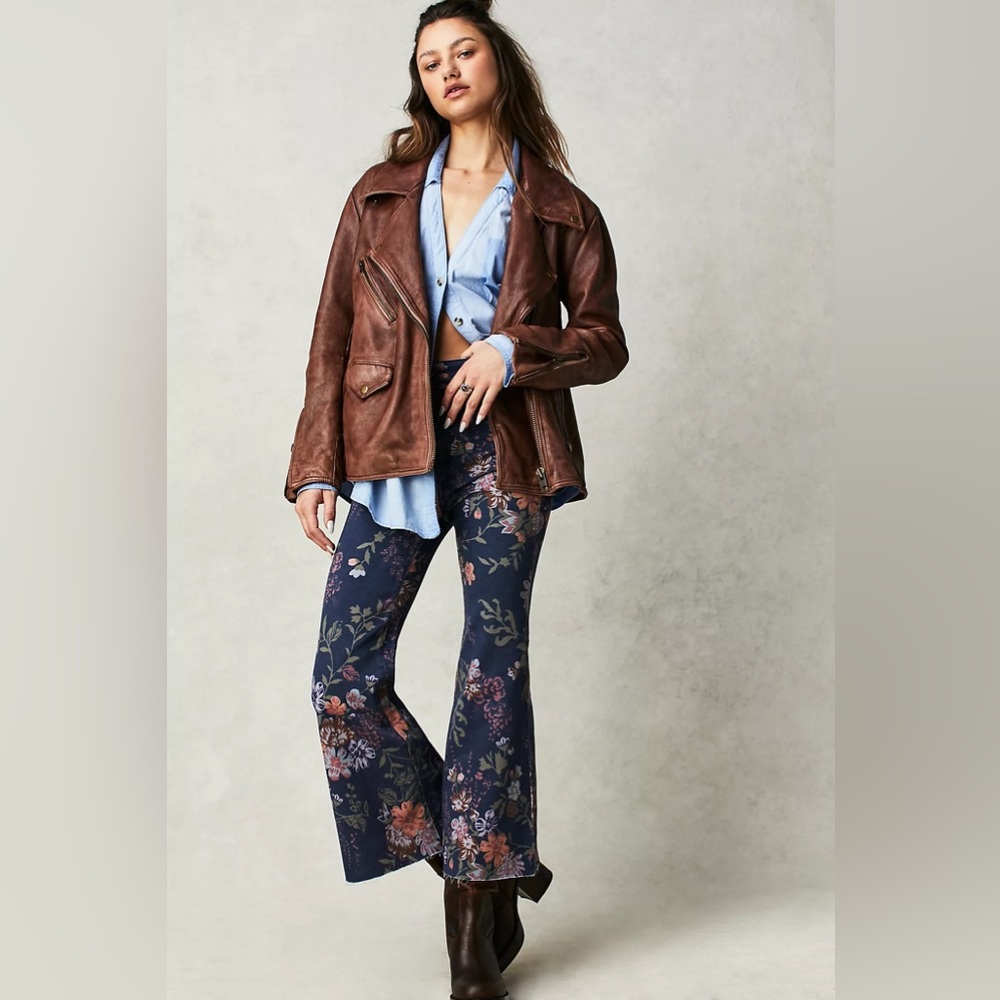 🌟LAST ONE! FREE PEOPLE Youthquake Printed Crop Flare Jeans Navy Combo - Picture 7 of 14